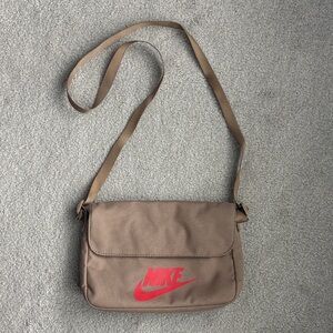 Women’s Futura 365 Crossbody Bag (3L) - Nike